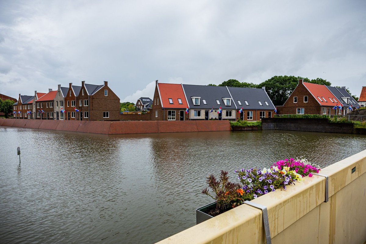 Peter Hutten (@peterhutten) on Twitter photo De sleutels uitgereikt aan nieuwe huurders <a href="/Acantus_/">Acantus</a> van het Molenbastion in Bad Nieuweschans. In samenwerking <a href="/gemeenteoldambt/">Gemeente Oldambt</a> zijn 10 gezinswoningen en 9 levensloopbestendige woningen gerealiseerd. Gevarieerde sociale huur met fabriekswoningen <a href="/fijnwonen/">Fijn Wonen</a> <a href="/VanWijnenGroep/">Van Wijnen</a> De sleutels uitgereikt aan nieuwe huurders <a href="/Acantus_/">Acantus</a> van het Molenbastion in Bad Nieuweschans. In samenwerking <a href="/gemeenteoldambt/">Gemeente Oldambt</a> zijn 10 gezinswoningen en 9 levensloopbestendige woningen gerealiseerd. Gevarieerde sociale huur met fabriekswoningen <a href="/fijnwonen/">Fijn Wonen</a> <a href="/VanWijnenGroep/">Van Wijnen</a>