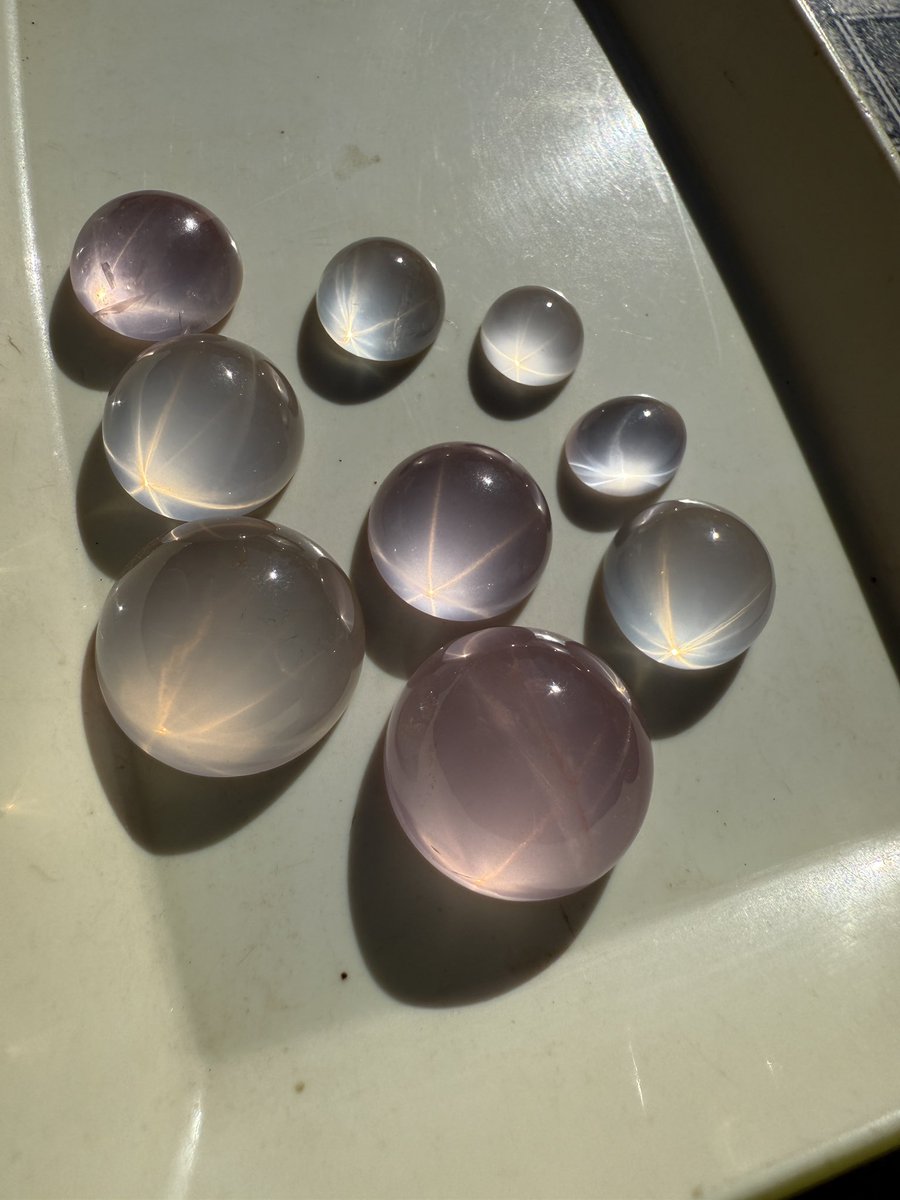 마다가스카르의 원석시장에서 만난 장미석영, 근래 본 성체효과를 갖춘 장미석영 중에서는 가장 훌륭한 품질이라 생각됩니다. 자연광에서 선명하게 6줄로 갈라지는 정말 예술적인 광학효과를 보여주고 있어요. #로즈쿼츠 #아스테리즘 #마다가스카르