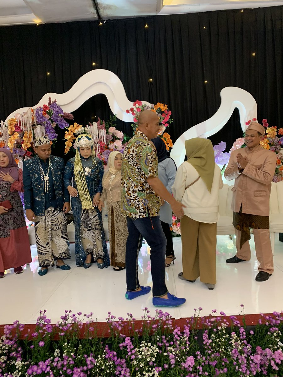 lukasterrace's tweet photo. Ondangan make batik + jeans kumaha ang? @sundastruggle https://t.co/dFwyOUPPES