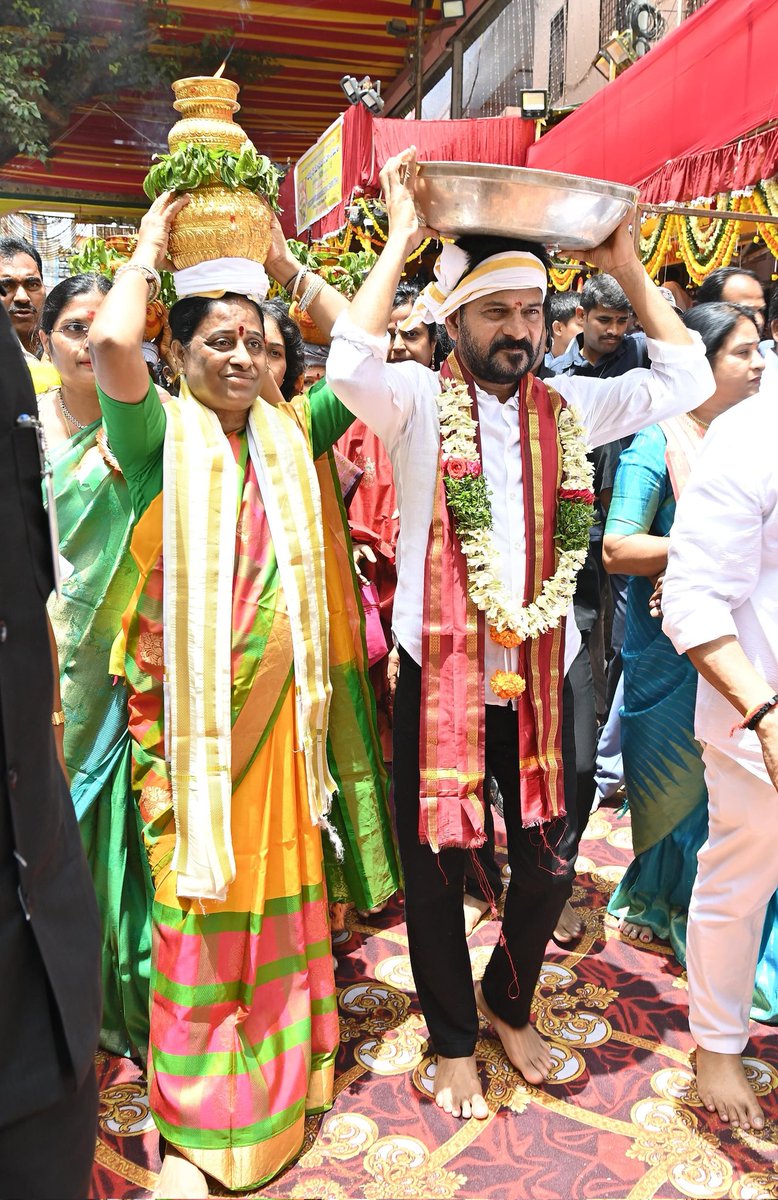 Journo_Samrat's tweet photo. సికింద్రాబాద్ ఉజ్జయినీ మహంకాళి అమ్మవారికి పట్టు వస్త్రాలు సమర్పించిన ముఖ్యమంత్రి రేవంత్ రెడ్డి. అమ్మవారికి ���ోనం సమర్పించిన మంత్రి కొండా సురేఖ. సీఎంతో పాటు అమ్మవారిని దర్శించుకున్న మంత్రులు పొన్నం ప్రభాకర్, పొంగులేటి శ్రీనివాస్ రెడ్డి, అడ్లూరి లక్ష్మణ్ తదితరులు.
@NewsmeterTelugu https://t.co/V9IS18kgQk