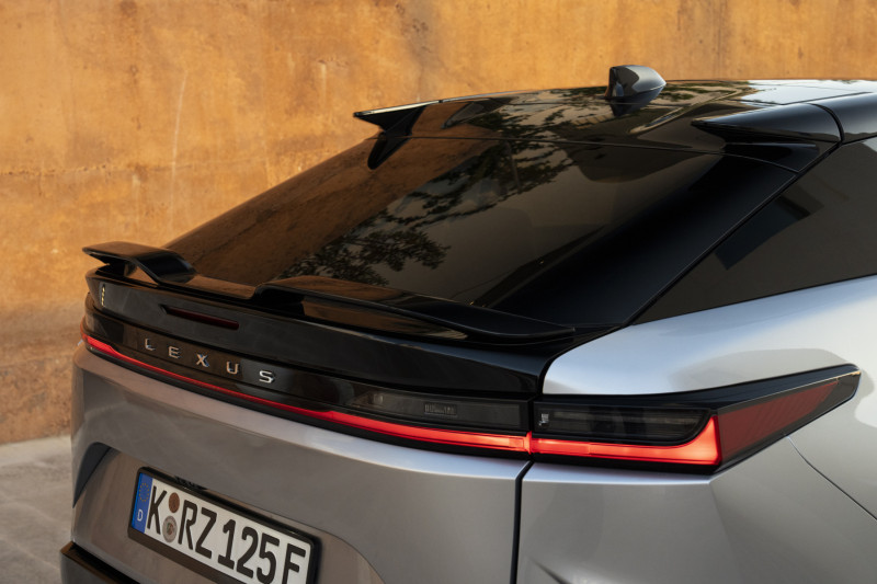 欧州発表されたマイチェン版レクサスRZ550e Fスポーツ Sonic Platinum 

この色はソニックイリジウムなのか銀影ラスターなのかどっちでしょうか？