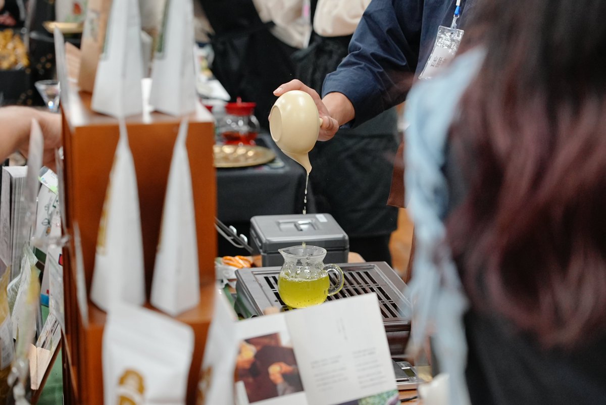 JAPANTEAEXPO's tweet photo. 🍃 #JAPANTEAEXPO 🍃

“茶をもっと自由に、ラフに。そして広く、深く”

お茶は気軽に楽しめる。
おいしい淹れ方はあるけれど、
それが必ずしも正解ではない。

お茶は奥が深い。
淹れ方一つで味が変わる。
だからおもしろい。

自分の「推し茶」を見つけ、知らなかったお茶の一面と出会えるはず。 https://t.co/hku0N7iHyR