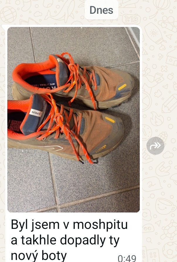 saranoren2's tweet image. Léto.
14tiletka dobyla Rijeku a přivezla🥉 s repre týmem ČR.
16tiletka se vydala fotit úsvit v Bulharsku a blokla si záda.
Já ale mohla nosit jejich outfity. Ony na dálku dost prskaly.
18letý poslal z fesťáku jediné foto, jeho špinavé boty z moshpitu.
Já na dálku dost prskala.