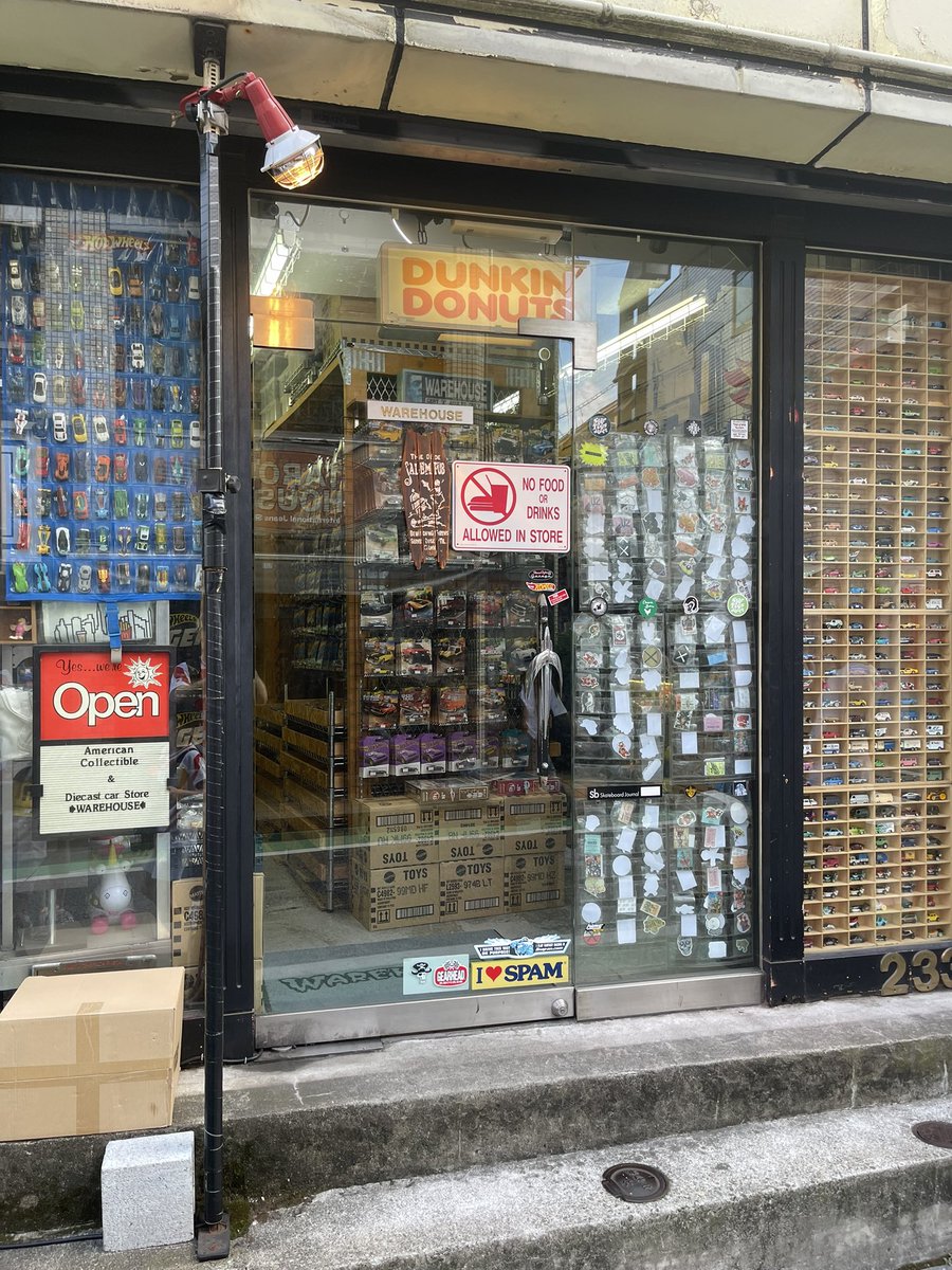 stonepineprime's tweet image. In Shimo-Kitazawa there’s a great little shop that sells Hot Wheels and stickers. That’s it. Most cars are only ¥180!! There are some collectibles that are much more expensive. Always take my boys there!!