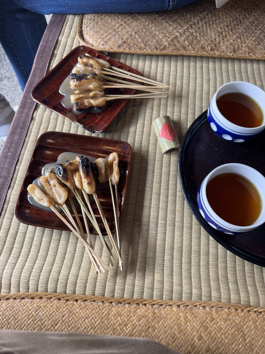 今宮神社名物のあぶり餅美味しかったっす(´Д` )
二軒お向かいにあって違う店だったのでハシゴしてしまった_(:3」z)_
味が絶妙に違い好みが分かれそうだったけど、どちらも美味しかった。