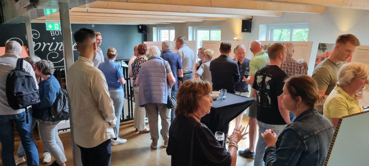 PeterHutten's tweet photo. In Schoonhoven bouwt @VanWijnenGroep aan nieuwe buurt van 89 woningen voor jong en oud: 𝘞𝘰𝘯𝘦𝘯 𝘢𝘢𝘯 𝘥𝘦 𝘚𝘱𝘰𝘰𝘳𝘴𝘪𝘯𝘨𝘦𝘭. Meedenkkracht tijdens de bewonersbijeenkomst over inrichting van buurt met bomen, wadi’s, speel- en voortuinen. Zo maken we samen de buurt mooier https://t.co/wDUQUe1G1p