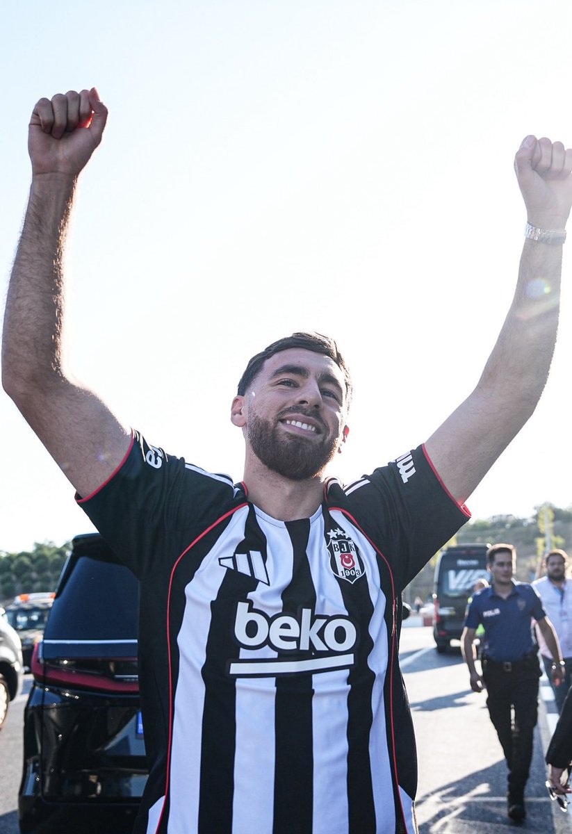 Beşiktaş yönetimi, Orkun Kökçü’nün bugünkü imza törenine kadar 50 bin formanın satılmasını bekliyor. 

(Sabah)