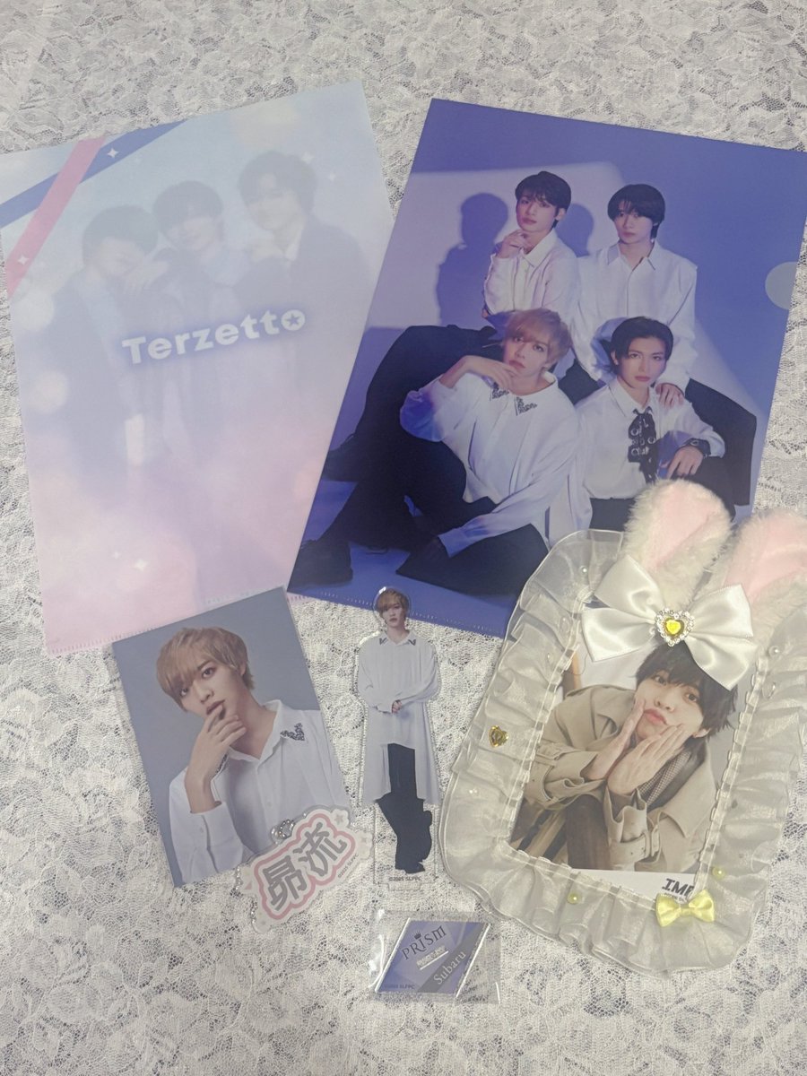 グッズ届いたよ〜💛💛💛 にしても昴流兄だけアクスタが大きいね