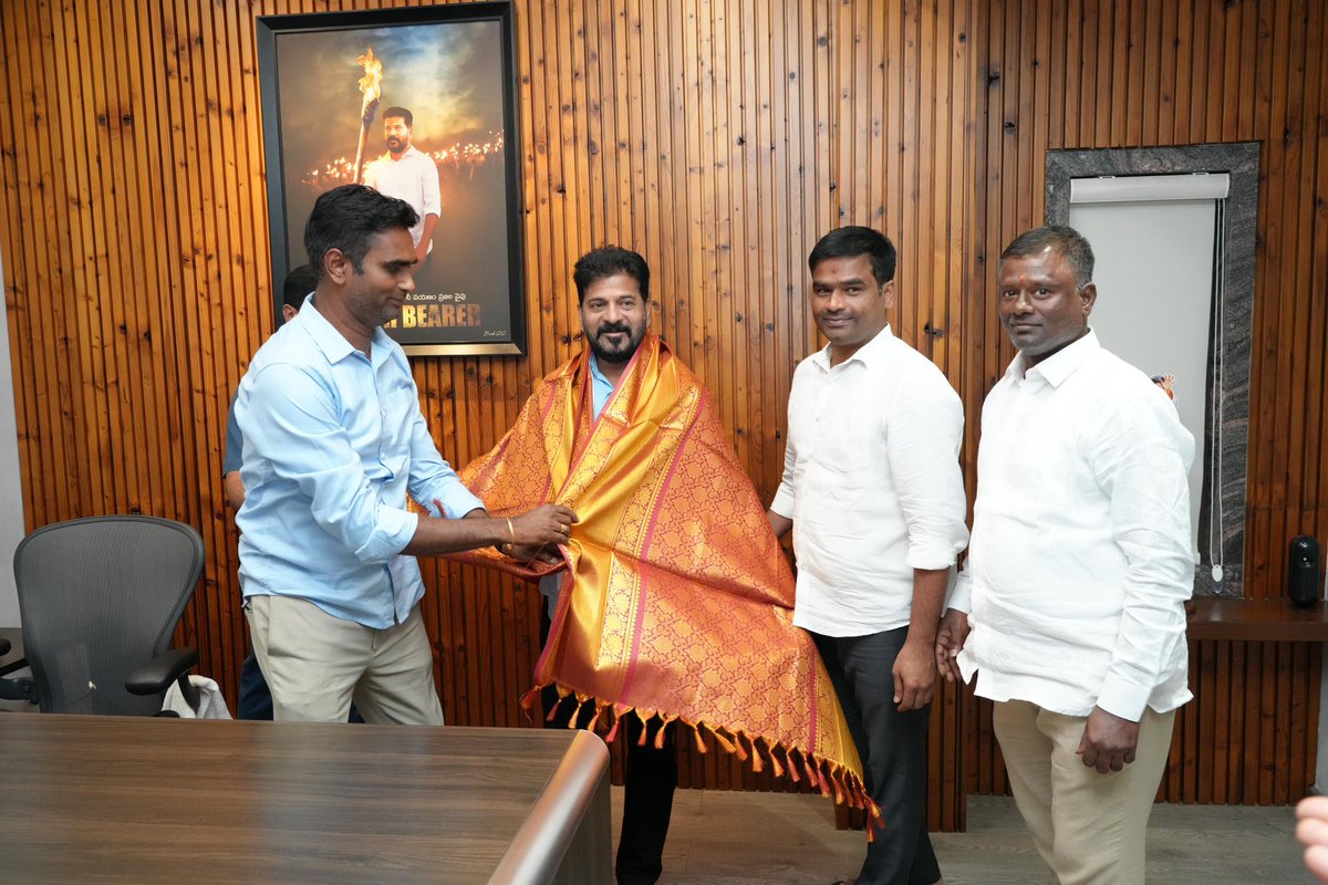VijayJADAV6464's tweet photo. Met CM Revanth Reddy Garu at his house (Jubilee Hills) with Australian team Rajshekar reddy anna, Mahesh Kumar Goud Anna, MP. Chamala Kiran Kumar reddy Anna…💐💐💐💐💐💐 https://t.co/38AdxBfTJb