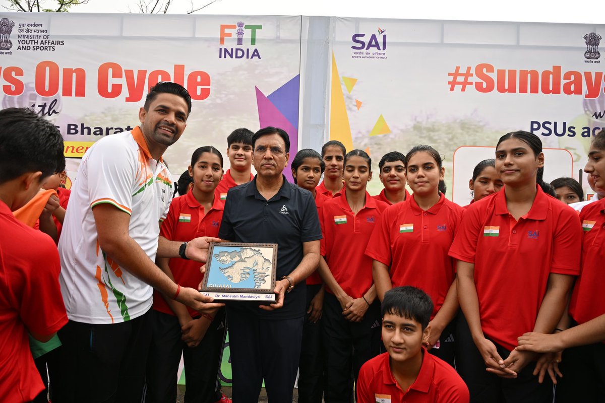 SAI_Gandhinagar's tweet photo. Heartwarming! ✨ Union Minister @mansukhmandviya met our Indian Women's Youth Handball Team heading to the 11th Asian Championship 2025 in China. This support highlights our commitment to youth empowerment &amp; sporting excellence. Best wishes, champions! 🇮🇳🤾‍♀️ #TeamIndia #Handball https://t.co/IzpYyGElOR
