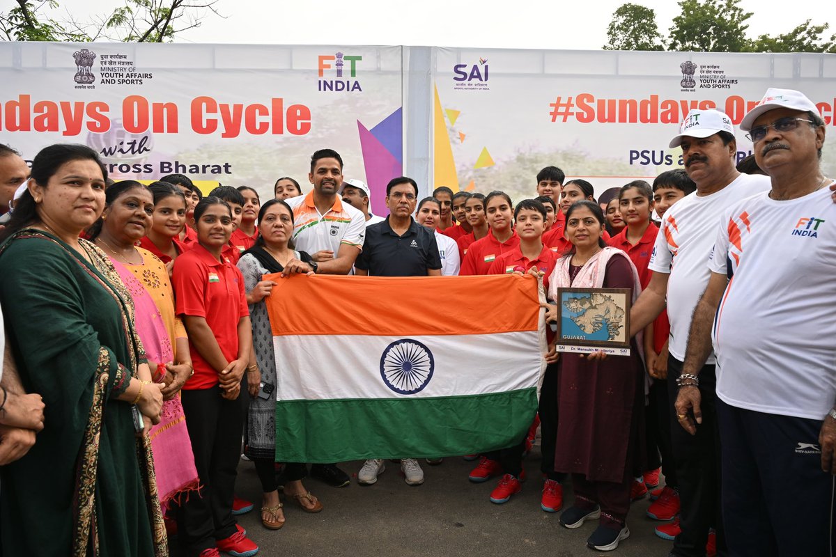 SAI_Gandhinagar's tweet photo. Heartwarming! ✨ Union Minister @mansukhmandviya met our Indian Women's Youth Handball Team heading to the 11th Asian Championship 2025 in China. This support highlights our commitment to youth empowerment &amp; sporting excellence. Best wishes, champions! 🇮🇳🤾‍♀️ #TeamIndia #Handball https://t.co/IzpYyGElOR