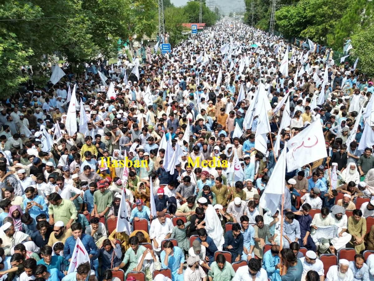 SenatorMushtaq's tweet photo. باجوڑ امن پاسون[Peace Public  Uprising]،امن کیلئے باجوڑ کے عوام کا تاریخی عزم۔۔۔
شاباش باجوڑ۔
حکمرانوں باجوڑ کو امن دو۔
خیبرپختونخوا کو امن دو۔
امن کے شہیدوں کے قاتلوں کو سامنے لاو، قرار واقعی سزا دو۔ https://t.co/iXM6GyMRTy