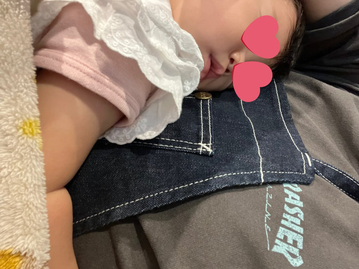 kamukamu0066's tweet image. 最近、長女のお昼寝位置が
トトロのおなかの上なんよ😂

一緒にお昼寝して晩御飯の支度ヤベェ笑