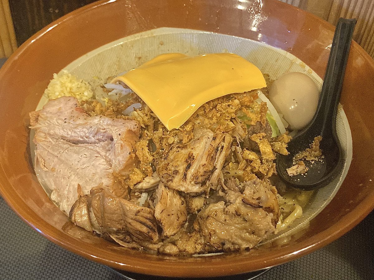 らぁ麺 しん

汁なし　麺600g
ﾔｻｲｽｸﾅﾒﾆﾝﾆｸﾌﾂｳｱﾌﾞﾗﾏｼ
ほぐし肉・青ネギ・チーズトッピング

久しぶりの麺600g👊
意外と苦しくなくて安心(?)した
サービストッピングありがたや🙌
ご馳走さまでした🙏