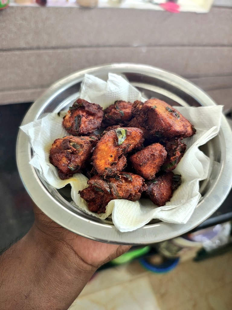ungal_kums's tweet photo. Sunday samayal thayaar 😊

Karuvepillai chicken pakoda and 
Arachivitta kozhi kuzhambu 😋

Saapdialam vanga 😊🫰🏾
#sundaylunch 
#chickencurry
#chickenpakoda https://t.co/j7065uRstA