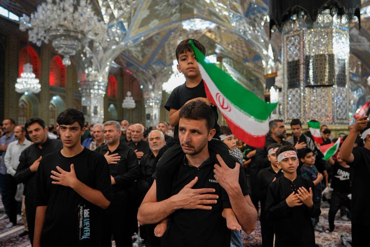 📖 #تعلمت_من_الحسين
 
1️⃣7️⃣ الجهاد وعدم الخوف من الغربة والوحدة
 
🍂 لقد ثار هذا النور المشعّ وحيدًا في صحراء لا متناهية من الظلمة، وحتى لو بقي الإمام الحسين عليه السلام وحيدًا في ذلك اليوم وتركه هؤلاء الــ ٧٢ نفرًا لم يكن مستعدًا لترك ثورته، وهذا واحد من الدروس إذ نتعلم من الحسين