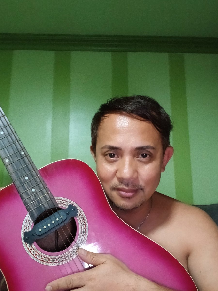 deigraci's tweet photo. Need a new guitar... https://t.co/KgcTKKDb1W