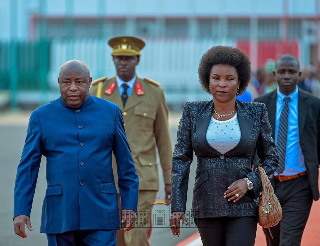 i_itukura's tweet photo. Ibindi bihumbi $ bigiye kunyegezwa,frais de mission $ z’umurengera.Inabukwe wa @GeneralNeva arakora insongo iryoshe cane.Igihe cose ararungika ku #kirimba akabido kiyo nsongo ata wundi numwe yemerewe kunwako atari #umukwe.Iyo yayinyoye avuga amajambo n’ingingo bwa #Kirogorogo. https://t.co/aRMlOXmw2P