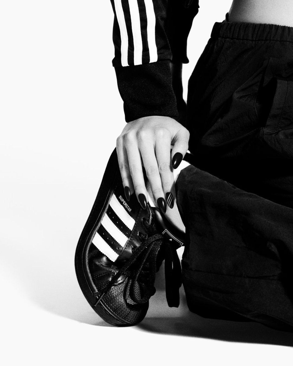 adidasoriginals's tweet image. Here to own every moment. @jennierubyjane
#adidasSuperstar
Explore more: adidas.com/go/campaign/or…