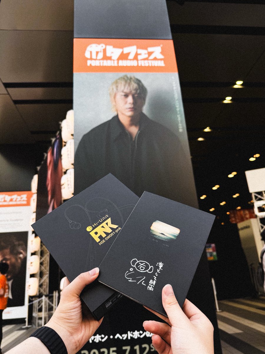 Bachi_MY's tweet image. ちょうどAirPodsの右耳が壊れたタイミングでポタフェスへ~
セミワイヤレスピヤホン2を試聴してみたら、低音と空間の広がりがやばすぎて即ゲット!さらにピちゃんのサインもゲット!
時雨の新作とツアー楽しみにしてます!
#セミワイヤレスピヤホン #ポタフェス #セミワイヤレスピヤホン2 #ピヤホン