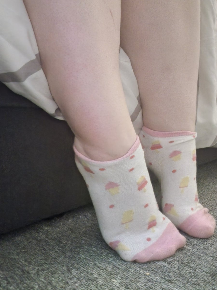 M_kleine_M's tweet photo. Ganz frisch hochgeladen 🍦💕
Das neue Paar ist online – getragen, weich &amp; voll Alltagsmüdigkeit.
Vielleicht genau dein Ding? 🫣🧦
→[https://t.co/l8yFGJugOk]

#socks #softgirlvibes #usedsocks #feeterie #socklover #newupload #cozycontent #feetcontent #shybutreal https://t.co/KFogbcvgLW