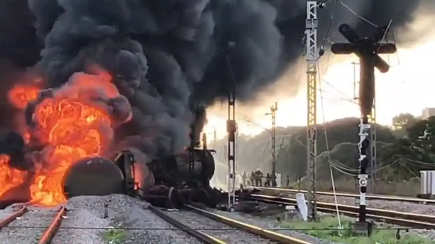 arvind27591's tweet photo. 🚨 Train Services Disrupted!
Several trains from Chennai Central cancelled after a fire broke out in an oil tanker.
#ChennaiTrainAccident #TrainCancellations https://t.co/96EOv0FvKM