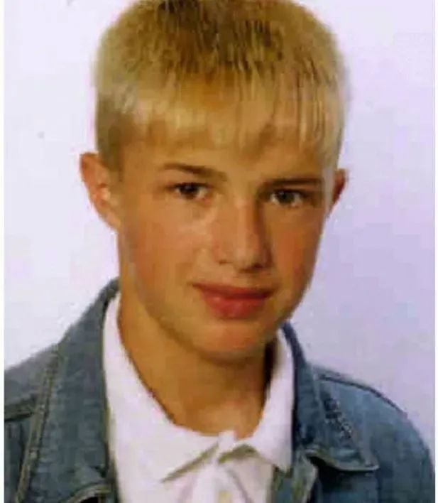 OpferNaziGewalt's tweet image. 13.07.02, Potzlow: Der 16-jährige Marinus Schöberl wird von drei Nazis zu Tode gefoltert, sein Leichnam in eine Jauchegrube geworfen.
…pfer-rechter-gewalt-in-brandenburg.de/marinus-schoeb… #KeinVergessen