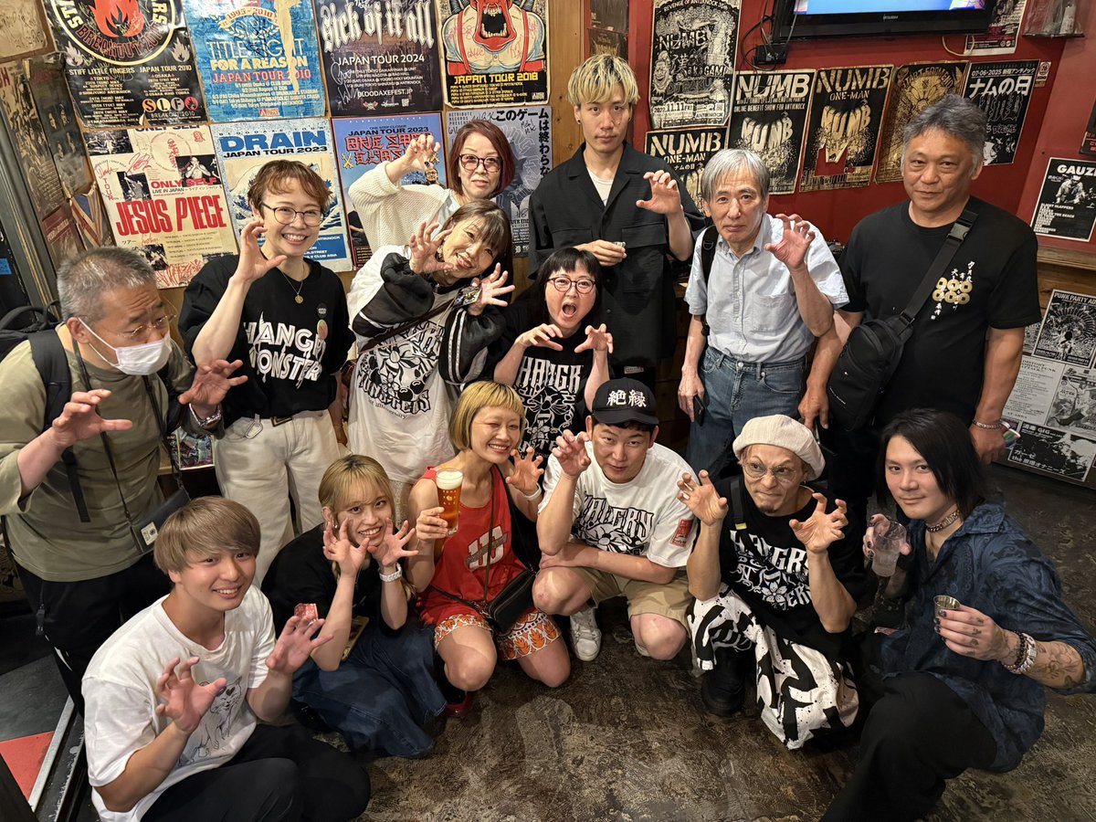 新宿ANTI KNOCKありがとうございました！！今日は別バンドを見に来た私たちのことを知らないかっこいいお姉さんがよかったーってしてくれて、それも嬉しかった！
みんなと沢山動いてその後のご飯が泣くほど美味しいバンドになりたい