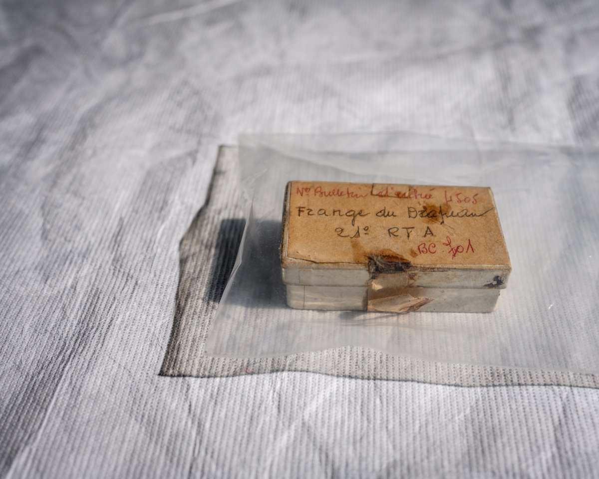 MuseeArmee's tweet image. #14 Juillet, jour de cohésion nationale ; quel meilleur moment pour découvrir l&apos;exceptionnelle collection d&apos;emblèmes photographiée par Guillaume Herbaut ?

En résidence photographique, il a su capter la force qui émane des drapeaux conservés dans les réserves du musée de l’Armée,…