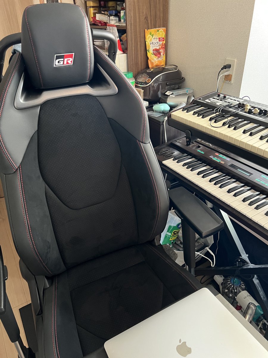 AlkaliMotors's tweet photo. バケットシートに交換してから部屋のオブジェと化していた純正シートですが、brideのGRヤリス用キャスターとキャスターの軸につけるノートPCスタンドを組み立ててみました。
快適なテレワークスペースになるか明日から検証予定です。
#GRヤリス 
#bride https://t.co/4cKAFZLtdd