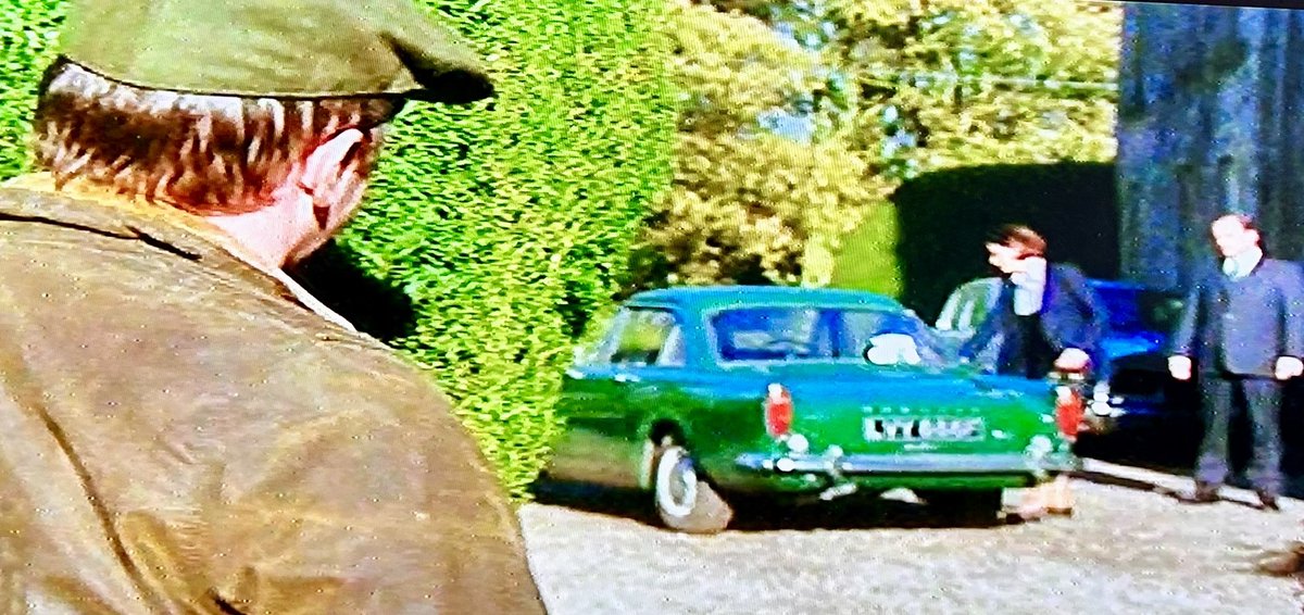 TvHeartbeat's tweet image. From series 9, episode ‘A Shot in the Dark’ - Jackie has put Lord Ashfordly’s nose out of joint &amp;amp; here is her gorgeous #SunbeamAlpine with his beautiful #RollsRoyce roughly in’t same spot I had my #AustinA40Farina a couple of wks ago/an extract from my script from the ep too🩵