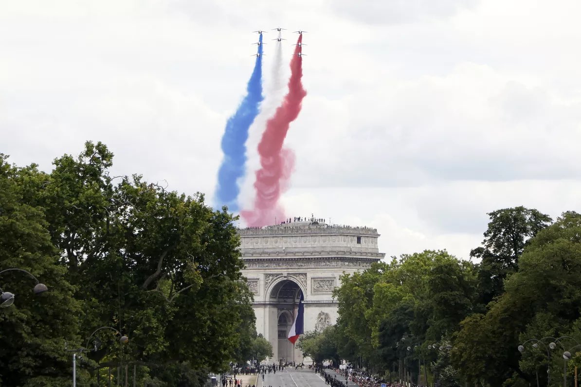 emilie_paul_gef's tweet photo. «J’arrête de boire et de manger la veille» : le réalisateur Jérôme Revon dévoile ses coulisses du 14 Juillet - https://t.co/KC1DbJghVT via @TVMAG @Le_Figaro https://t.co/Rfs9VNV9ME