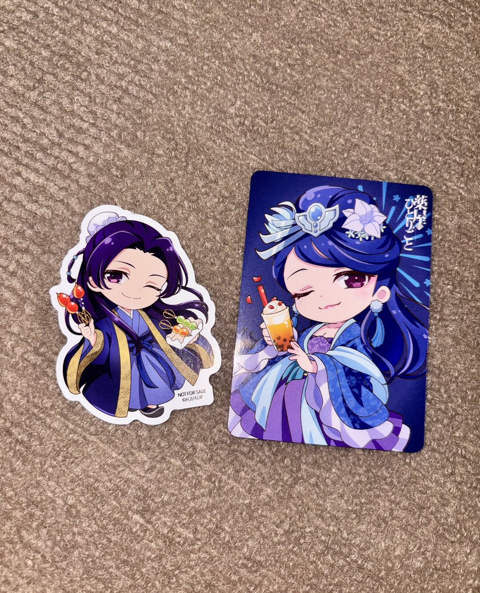 약사의 혼잣말 콜카 왔는데 ㅠ 진짜 그냥.. 굿즈샵 같아요😢 디피가 딱 굿즈랑 판넬 밖에 없는 것에 충격… 등신대 하나라도 해주시지..그래도 랜덤 특전엔 진시 나와서 좋았어요(<-이게 목적☺️) 음식은 무난한데 음료에 계피맛이 너무 강해서 제취향은 아녔어요ㅠ(마오마오가 약사라 그런가? ㅎㅎ)