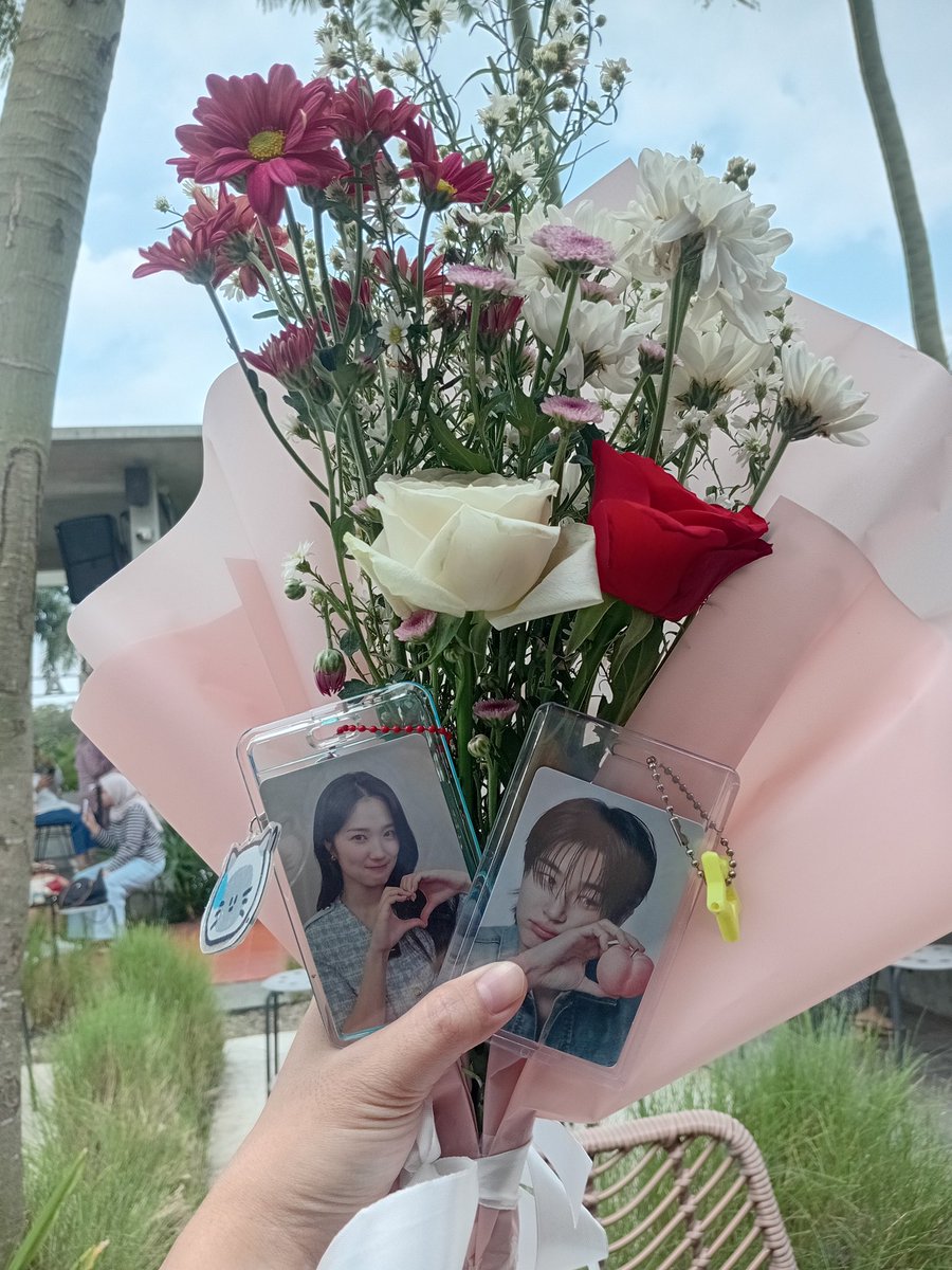 Oshtaniaexo tweet media