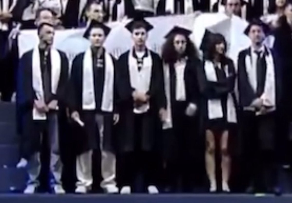 İstanbul Teknik Üniversitesi’nde öğrencilerin taşıdığı ayet yazılı pankarttan rahatsız olup önüne geçen ve sonra da indirmeye çalışan İsrail yandaşı Bizans çocukları işte bunlar!