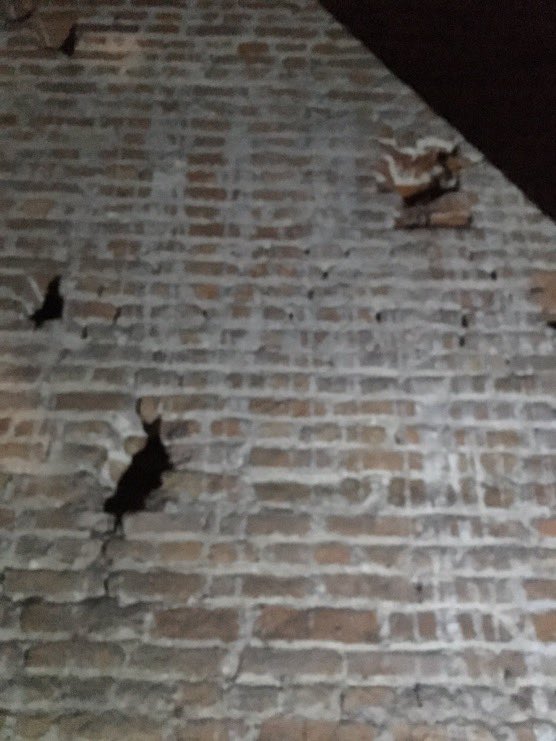 Vandaag in 1573 moesten de Haarlemmers zich na zeven maanden helaas overgeven aan de Spaanse belegeraars van de stad…
De kogelinslagen van het beleg in de balken en muren onder de kap van de Grote-of St. Bavokerk. Je ziet de kogels haast nog vliegen!