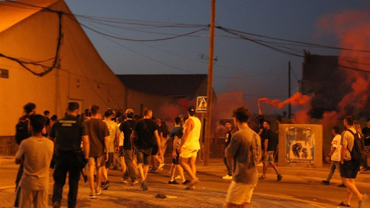 EL SISTEMA Y EL MIEDO

Hay un miedo que no nace del instinto, sino del discurso. No del peligro, sino de la propaganda. Un miedo sembrado con precisión quirúrgica por quienes necesitan que desconfíes del de al lado para que no mires hacia arriba. Miedo al migrante, al pobre, al