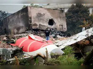 Peculiar that a report of national &amp; international importance was released in the wee hours of Saturday — but you read it here, promptly! P.S. Being nocturnal helped.
Fuel to Air India flight cut off moments before deadly crash: AAIB report
shrtlink.ai/fLu9 <a href="/EconomicTimes/">Economic Times</a>