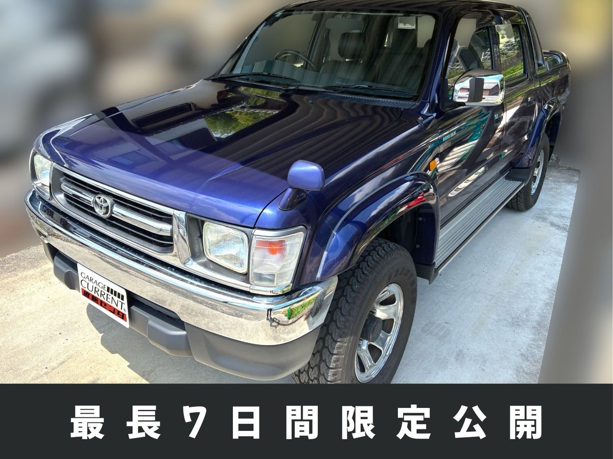 GC__direct's tweet photo. 🚗数日間限定入庫速報🚗
子どもの頃、親父のハイラックスに荷台で遊ばせてもらった記憶がある。
砂まみれでも気にせず乗れたあのクルマが、大人になった今になってやけに格好よく見えるんです。
そんな気持ちに刺さる1台が入庫しました。
2.7Lガソリン×4WD、ワイドボディ＆ダブルキャブのハイラックスピックアップ。
アメリカンなスタイリングが魅力で、トノカバー付きのオリジナルコンディションです。
商用車の無骨さを残しつつも、乗用にも耐えうる装備と雰囲気を兼ね備えたこの型は、
「働くクルマ」から「遊べる相棒」へと進化した最初の世代。
舗装路では決して上質とはいえない乗り心地も、山や海に出かけた瞬間、その価値がわかります。
タフで気取らず、汚れても平気。だけどどこか洒落てる。
そんな1台を探していた方に、ぜひ触れてほしいハイラックスです。

販売期間は最長7日間限定。
「気になってた」だけじゃ間に合わないかもしれません。
気になる方は今すぐDMください📩

▼販売車輌概要
ハイラックスピックアップ スポーツピックアップ Wキャブワイド
平成13年式
7.7万km
車検R7年10月まで
修復歴なし
AT
支払い総額248万円💫（法定点検費用込み）

▼詳細はこちら
https://t.co/HVGU7Atdkt

#車売ります