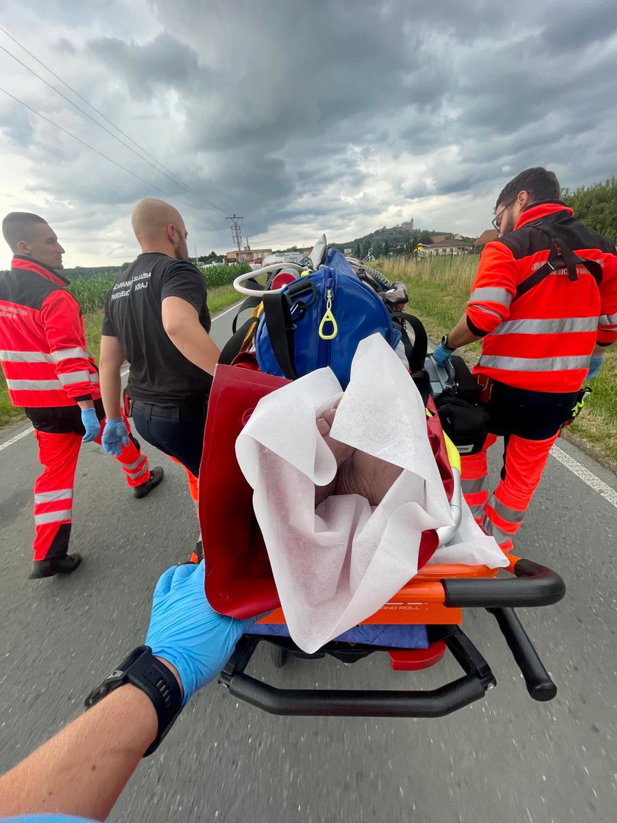 Výzva k bezvědomí, následná KPR svědky. RV a RZP Pardubičky na místě těsně před LZS <a href="/zzskhk/">ZZS KHK</a>. Rozšířená KPR, thorakotomie, intubace. Po ~10 min. obnova oběhu, letecký transport do FNHK. Díky všem za skvělou práci.