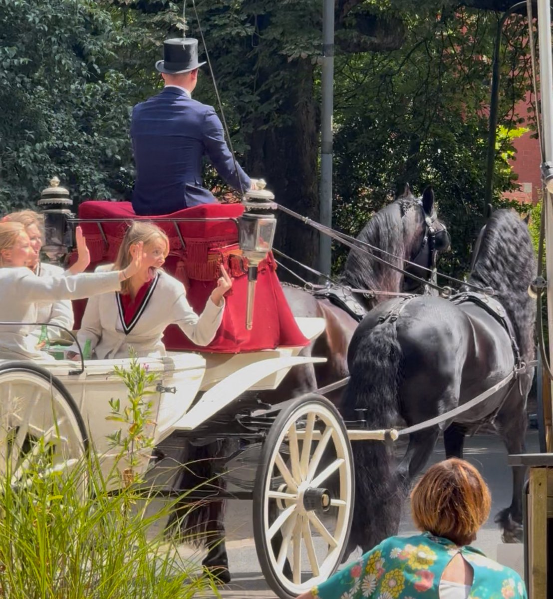 Vindicat 210 jarig bestaan. Zelfs in zo’n prachtige koets weten ze zich nog als enorme aso’s neer te zetten. 😖