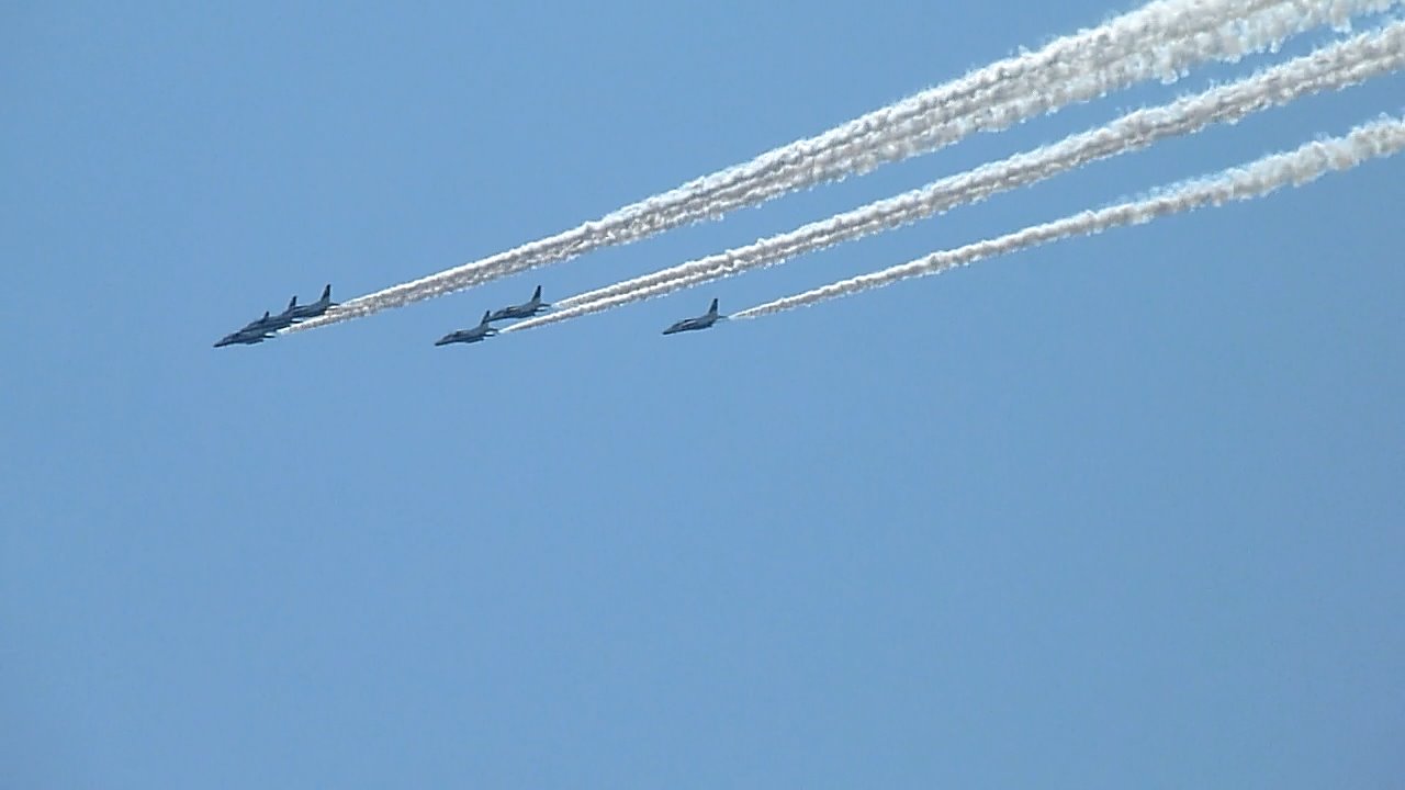 何かが空を飛んでいる 何かが空を飛んでいる』｜感想・レビュー - 読書メーター