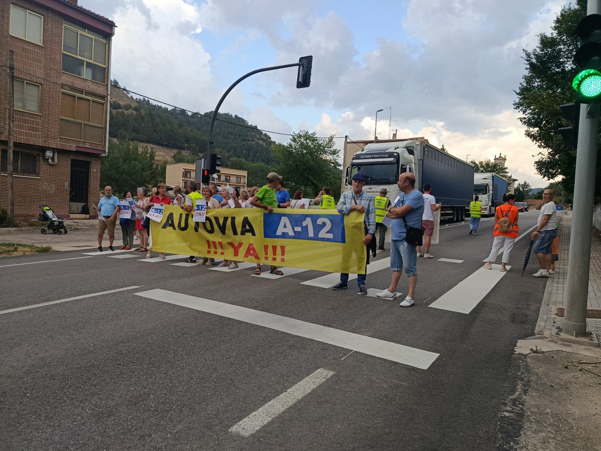 AytoBelorado's tweet photo. 🛑✋✋Seguimos reclamando una #CarreteraSegura todos los viernes a las 19:30h. en el Parque de La Florida de #Belorado #A12YA
Imágenes del 11 de julio.
#MinisteriodeTransportesyMovilidadSostenible https://t.co/xUonQZxome