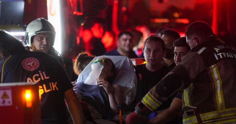 Ankara’da 26 katlı bir binanın 4. katında meydana gelen yangında, bir bebek de dahil olmak üzere 3 canımızın hayatını kaybetmesi, hepimizi derin üzüntüye boğdu, yüreğimiz yandı. 

Hayatını kaybeden vatandaşlarımıza Allah’tan rahmet, yakınlarına başsağlığı ve sabır, tedavisi devam