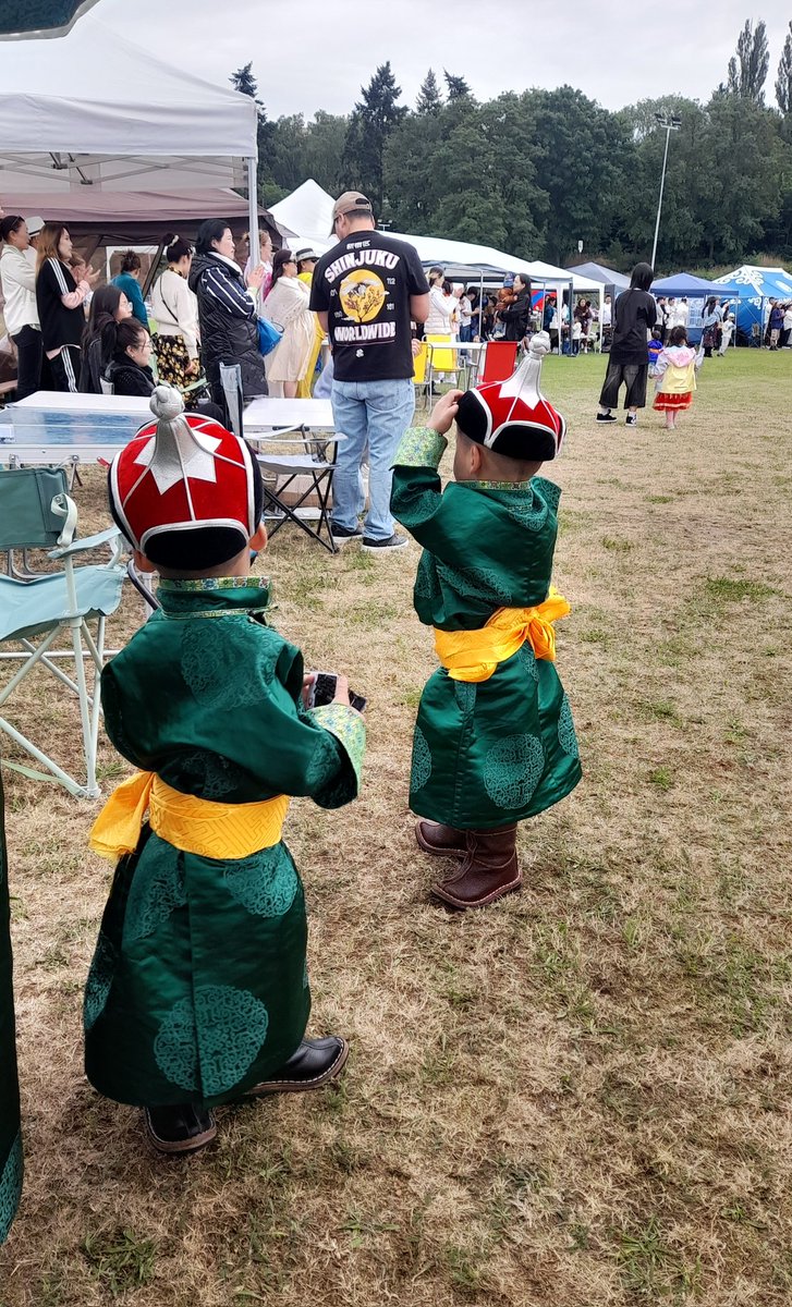 Аав,ээж 2н таниад байхад л би тэр нь байна аа гээд тоглоод байдаг гэнэ ээ арай хөөрхөн юм аа 😍