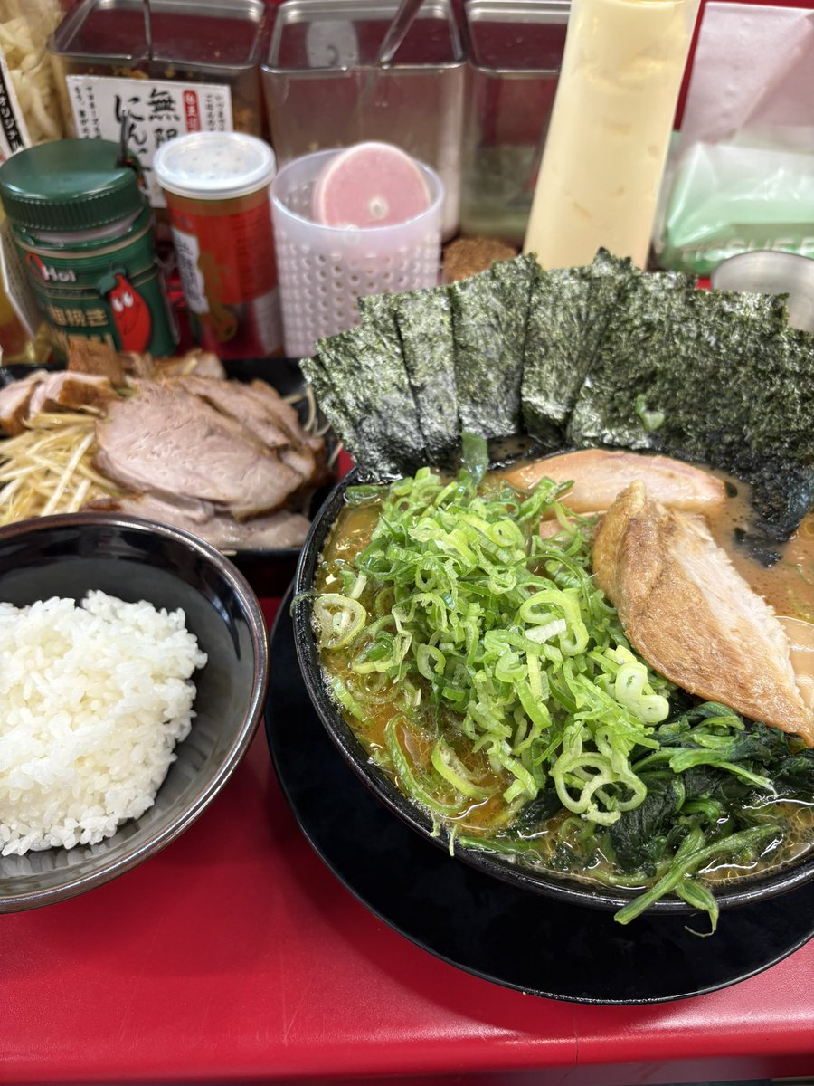 IEKEI_TOKYO 王道家直系

・チャーシュー麺【柔・薄・普】
・腕肉チャーシュー
・味玉
・のり
・薬味ネギ
・ネギ白
・半ライス

今日もバランスの良いマイルドなスープ🎶
腕肉チャーシュー🥩【限定】も思いの外しっとりジューシーな出来栄えで✨とても美味しかったです😋👍
ご馳走様でした🙏