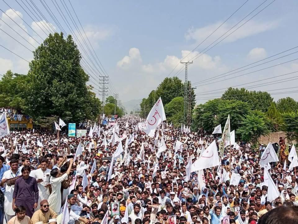 Adv088's tweet photo. باجوڑ امن پاسون 
ریاست بتائے کیا یہ لوگ ریاست کے خلاف ہیں کیا یہ  بزرگ بچے جوان دہشت گرد ہے ہم صرف امن چاہتے ہے  ہم امن پسند لوگ ہے 
باجوڑ کے غیرتمند عوام آج کے کسی قسم کی دہشت گردی قبول نہیں کرے گی اور نہ کسی ڈالری آپریشن کی اجازت دے گی
#BajaurAmanPasoon 
@ImranRiazKhan https://t.co/WncII1JqQr