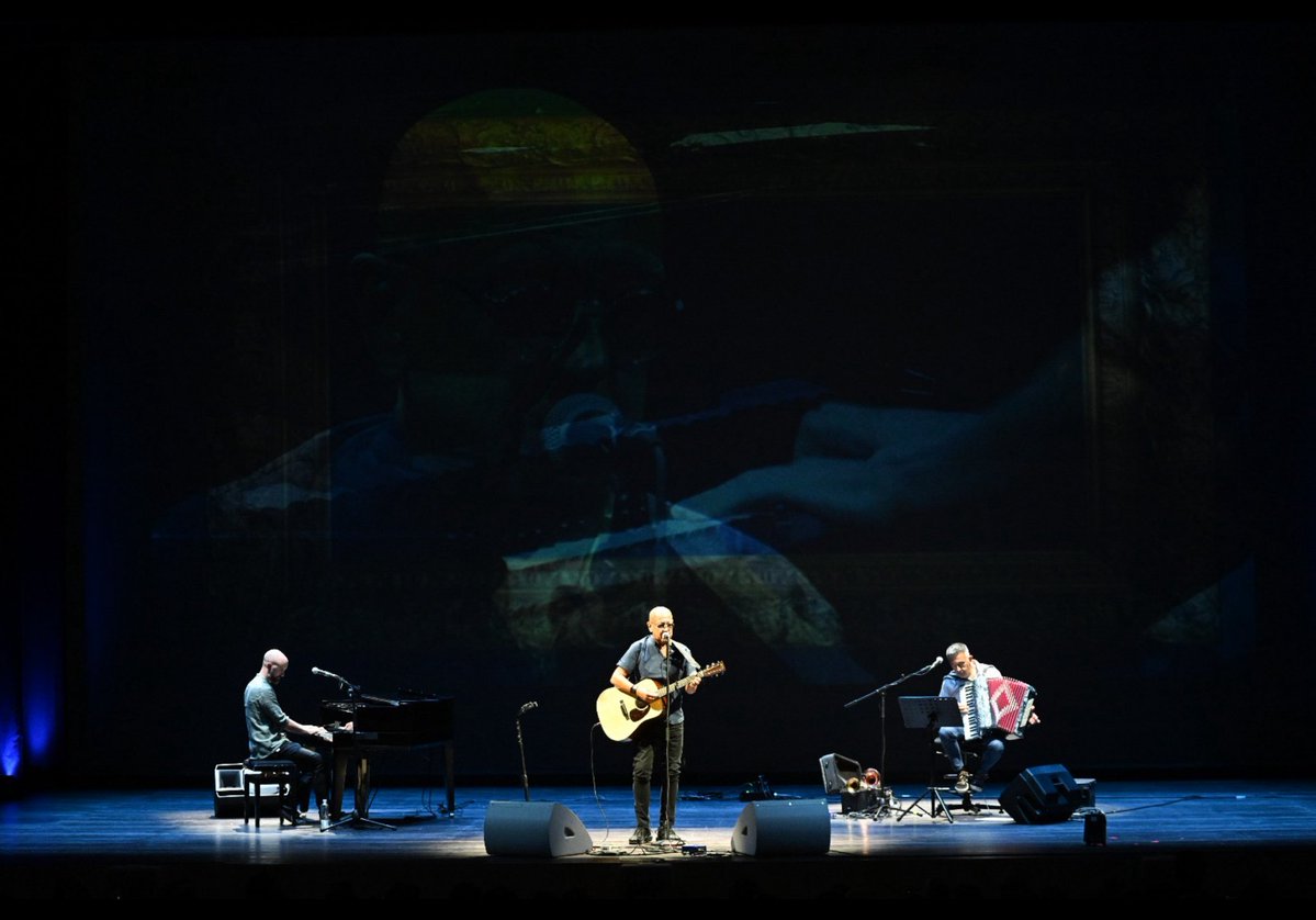 enricoruggeri's tweet image. Stasera a Laigueglia, per lasciarci trasportare da sensazioni diverse e giocare con la Musica.
A più tardi.