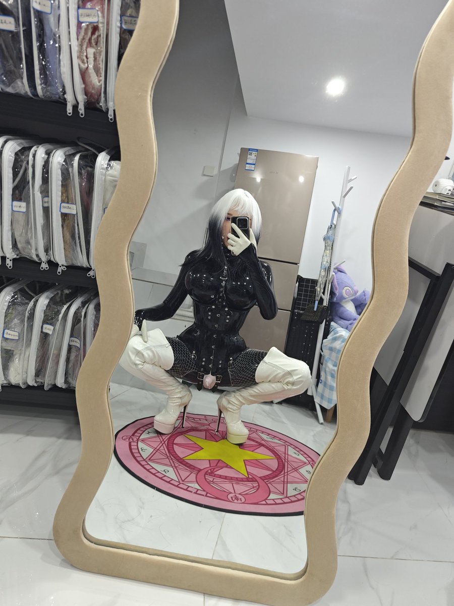 老年人的韧带，完全没办法抬起腿来
#rubbe #胶衣 #乳胶衣