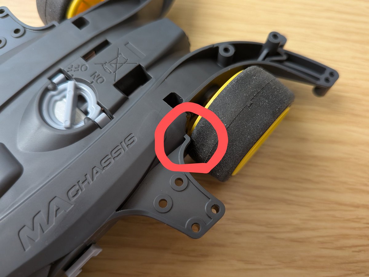 rks_direct's tweet image. 先輩方、教えて下さい!
初めてMAシャーシを組んだんですが、タイヤがシャーシに干渉するんですけど…
これって違うキットの足回りを付けたからなんですか?
ちなみに付けた足回りはバスターソニックの大径です。
